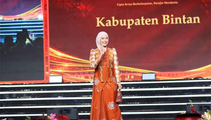 Ketua Dekranasda Kabupaten Bintan, Hafizha Rahmadhani kenakan Batik Motif Otak-otak di Parade Kriyanusa 2026