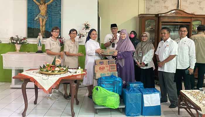 Harneli Rayakan Hari Jadi Sumbar ke-81 Bersama Penghuni Panti Jompo Wisma Cinta Kasih 1 Harneli Rayakan Hari Jadi Sumbar ke-81 Bersama Penghuni Panti Jompo Wisma Cinta Kasih