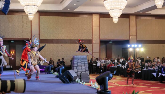 Pemkab Bintan Raih Silver Award IMT-GT Green City Award Kategori Circular Economy dan Resource Efficiency 4 rangkaian Gala Dinner 32nd Indonesia-Malaysia-Thailand Growth Triangle (IMT-GT) Ministerial Meeting, Rabu malam (09/09) di Ballroom JW Marriott Hotel Medan, Sumatera Utara.