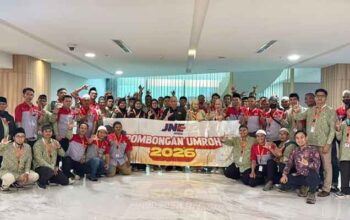 Presiden Direktur JNE, M. Feriadi Soeprapto melepas para jamaah umrah di Anara Hotel, Terminal 3 Bandara Internasional Soekarno-Hatta.