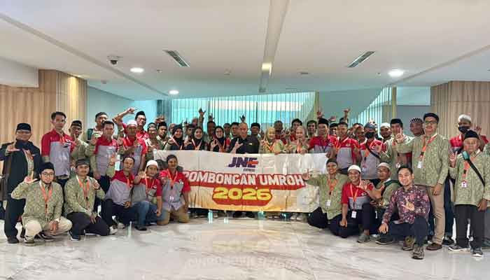 Presiden Direktur JNE, M. Feriadi Soeprapto melepas para jamaah umrah di Anara Hotel, Terminal 3 Bandara Internasional Soekarno-Hatta.