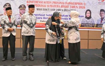 Gubernur Mahyeldi Kukuhkan Ibunda Guru PGRI Sumbar 1 Pengukuhan Ibunda Guru PGRI Sumbar