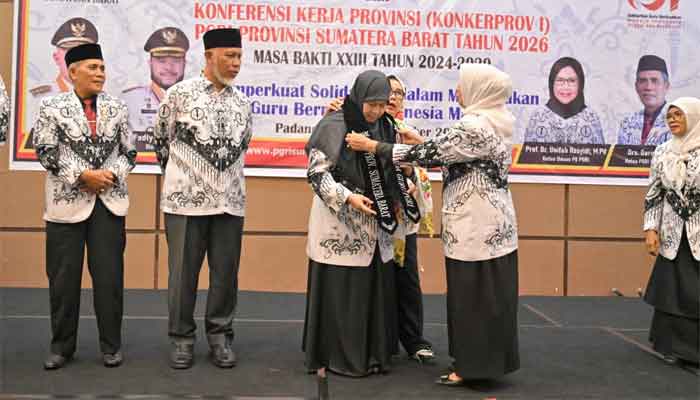 Gubernur Mahyeldi Kukuhkan Ibunda Guru PGRI Sumbar 1 Pengukuhan Ibunda Guru PGRI Sumbar