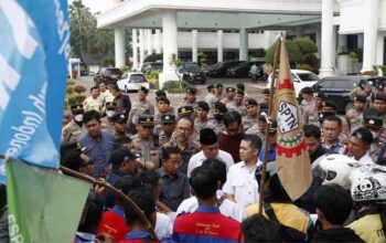 Iqra Chissa Terima 10 Tuntutan Buruh di DPRD Sumbar, Driver Maxim Soroti Potongan Aplikasi 3 Aksi damai buruh di DPRD Sumbar