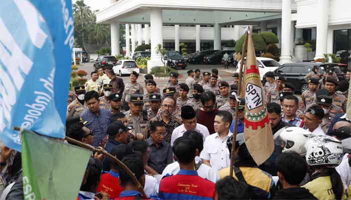 Iqra Chissa Terima 10 Tuntutan Buruh di DPRD Sumbar, Driver Maxim Soroti Potongan Aplikasi 1 Aksi damai buruh di DPRD Sumbar