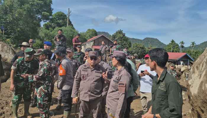 Kajati Sumbar Tinjau Kondisi Masyarakat Korban Banjir Bandang di Arosuka Solok 1 Kajati Sumbar, Dedie Tri Haryadi tinjau kondisi masyarakat korban banjir bandang di Arosuka, Kabupaten Solok
