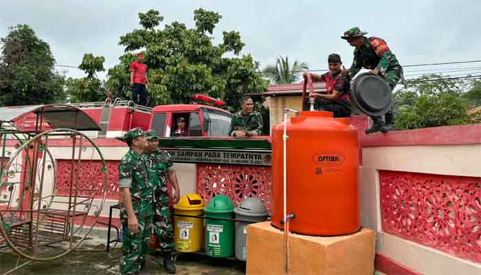 Anggota Kodim 0310/SS Salurkan Bantuan Air Bersih di Wilayah Teritorialnya