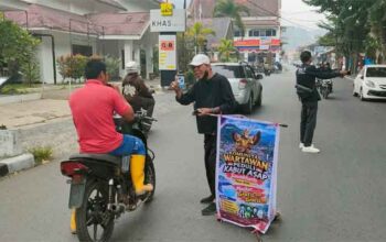 Komunitas Wartawan Peduli Sawahlunto bersama IPJI Bagikan Ratusan Masker kepada Masyarakat