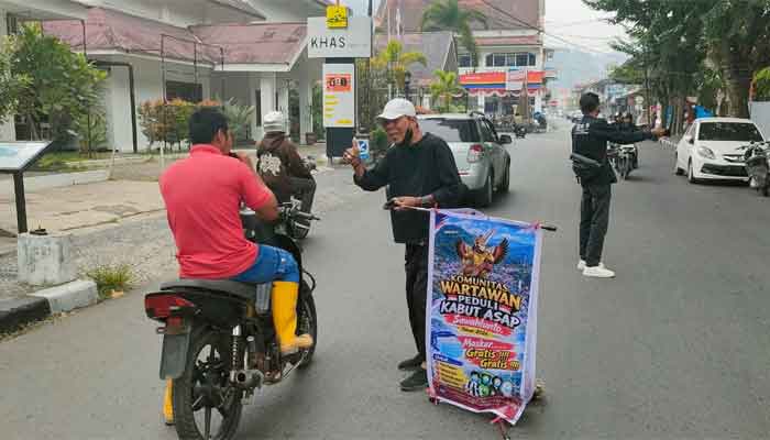 Komunitas Wartawan Peduli Sawahlunto bersama IPJI Bagikan Ratusan Masker kepada Masyarakat