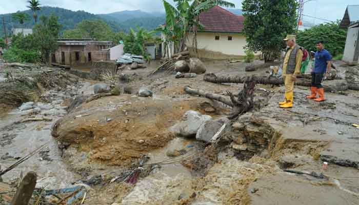 Tinjau Lokasi Banjir Bandang di Kabupaten Solok, Ini Fokus Penanganan Gubernur Sumbar 1 Gubernur Sumbar, Mahyeldi tinjau Lokasi Banjir Bandang di Kabupaten Solok