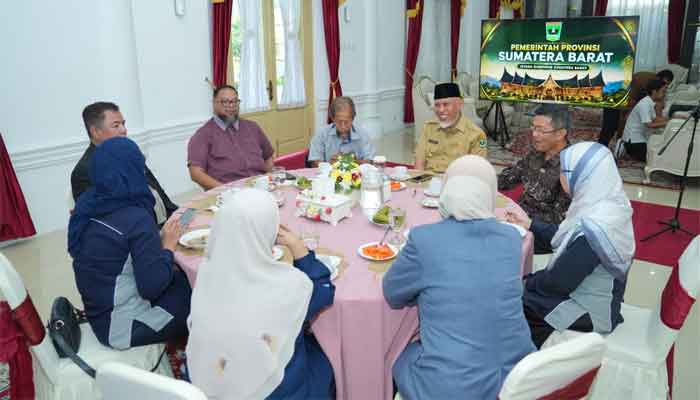 Gubernur Sumbar Perkuat Hubungan Ranah-Rantau dengan Minangkabau Diaspora Malaysia 1 Gubernur Sumbar, Mahyeldi Ansharullah menerima kunjungan silaturahmi tim muhibah akademisi Malaysia keturunan Minangkabau yang tergabung dalam Minang Diaspora Network Global, di Istana Gubernuran