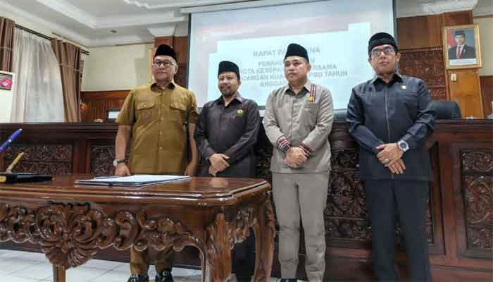 Pemko dan DPRD Bukittinggi Tandatangani Nota Kesepakatan Bersama KUA PPAS APBD 2027 3 Penandatanganan nota Kesepakatan oleh Wali Kota Bukittinggi, Ramlan Nurmatias.