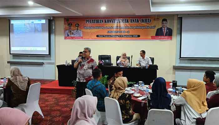 Ketua DPRD Sumbar Dorong Sekolah Jadi Ruang Aman, Nyaman dan Ramah bagi Anak 1 Ketua DPRD Sumbar, Muhidi saat menghadiri Pelatihan Konvensi Hak Anak di Kota Padang