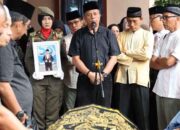 Suasana Haru dan Hujan Iringi Pelepasan Jenazah Kadisnakerin Payakumbuh Yasril 9 Suasana Haru dan Hujan Iringi Pelepasan Jenazah Kadisnakerin Payakumbuh Yasril