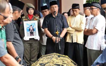 Suasana Haru dan Hujan Iringi Pelepasan Jenazah Kadisnakerin Payakumbuh Yasril 3 Suasana Haru dan Hujan Iringi Pelepasan Jenazah Kadisnakerin Payakumbuh Yasril