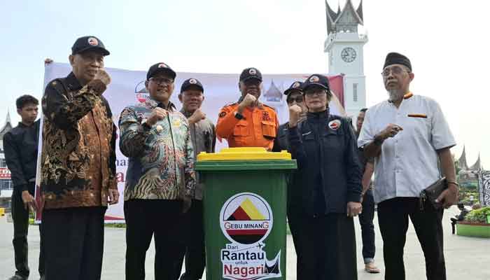 Pemko Bukittinggi Terima Bantuan 50 Tong Sampah dari Gebu Minang 1 Pemko Bukittinggi Terima Bantuan 50 Tong Sampah dari Gebu Minang