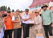 Pemko Payakumbuh Salurkan Bantuan dan Terjunkan Tim Bersihkan Material Banjir Bandang di Solok
