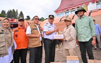 Pemko Payakumbuh Salurkan Bantuan dan Terjunkan Tim Bersihkan Material Banjir Bandang di Solok 7 Wakil Wali Kota Payakumbuh, Elzadaswarman bersama Sekda Rida Ananda serahkan bantuan di posko darurat Kantor Bupati Solok