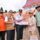 Wakil Wali Kota Payakumbuh, Elzadaswarman bersama Sekda Rida Ananda serahkan bantuan di posko darurat Kantor Bupati Solok