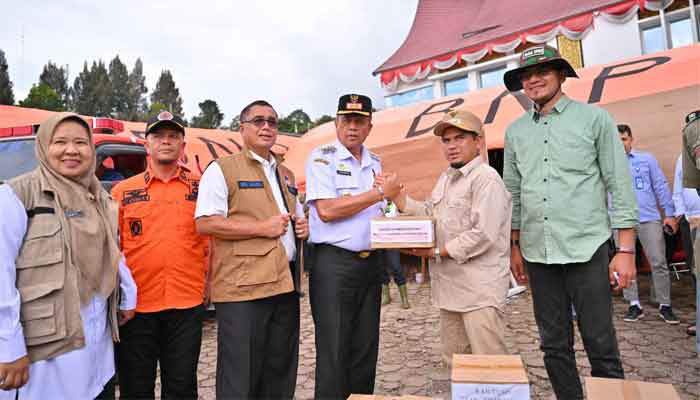 Pemko Payakumbuh Salurkan Bantuan dan Terjunkan Tim Bersihkan Material Banjir Bandang di Solok 1 Wakil Wali Kota Payakumbuh, Elzadaswarman bersama Sekda Rida Ananda serahkan bantuan di posko darurat Kantor Bupati Solok