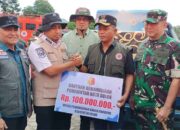 Pemko Solok Salurkan Bantuan, Personel dan Peralatan Membantu Korban Galodo di Arosuka 8 Wali Kota Solok, Ramadhani Kirana Putra bersama Wakil Wali Kota Suryadi Nurdal, Sekretaris Daerah Desmon serahkan bantuan untuk masyarakat Kabupaten Solok yang terdampak bencana galodo di kawasan Arosuka, diterima Bupati Solok Jon Firman Pandu bersama Pangdam XX/TIB, Mayjen TNI Arief Gajah Mada