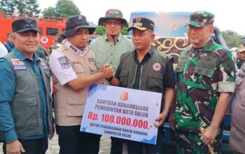 Wali Kota Solok, Ramadhani Kirana Putra bersama Wakil Wali Kota Suryadi Nurdal, Sekretaris Daerah Desmon serahkan bantuan untuk masyarakat Kabupaten Solok yang terdampak bencana galodo di kawasan Arosuka, diterima Bupati Solok Jon Firman Pandu bersama Pangdam XX/TIB, Mayjen TNI Arief Gajah Mada