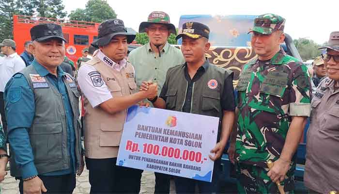 Pemko Solok Salurkan Bantuan, Personel dan Peralatan Membantu Korban Galodo di Arosuka 1 Wali Kota Solok, Ramadhani Kirana Putra bersama Wakil Wali Kota Suryadi Nurdal, Sekretaris Daerah Desmon serahkan bantuan untuk masyarakat Kabupaten Solok yang terdampak bencana galodo di kawasan Arosuka, diterima Bupati Solok Jon Firman Pandu bersama Pangdam XX/TIB, Mayjen TNI Arief Gajah Mada