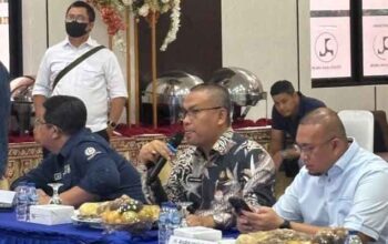 Sekdaprov Arry Yuswandi dalam Rapat Pembahasan Persiapan dan Percepatan Pembangunan Tol Pekanbaru–Padang ruas Bukittinggi–Sicincin, di Kantor Balai Pelaksanaan Jalan Nasional (BPJN) Sumatera Barat, Jati, Kota Padang
