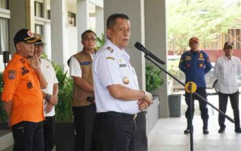 Pemko Payakumbuh Terjunkan 61 Personel Gabungan Bantu Penanganan Banjir Bandang di Arosuka Solok 1 Wawako Payakumbuh, Elzadaswarman lepas 61 Personel Gabungan membantu penanganan banjir bandang di Arosuka, Kabupaten Solok