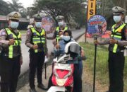 Kabut Asap Mengancam, Polres Dharmasraya Turun ke Jalan Bagikan Masker