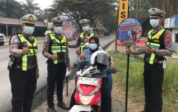 Kabut Asap Mengancam, Polres Dharmasraya Turun ke Jalan Bagikan Masker 4 Masker dibagikan, Polres Dharmasraya ingatkan puntung rokok dan peringatkan pembakaran lahan