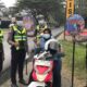 Kabut Asap Mengancam, Polres Dharmasraya Turun ke Jalan Bagikan Masker