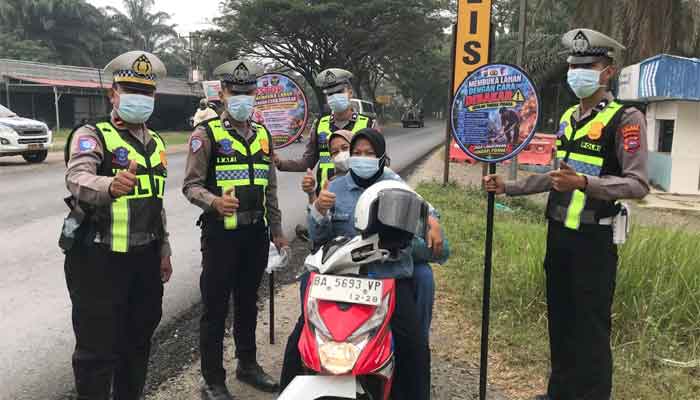 Kabut Asap Mengancam, Polres Dharmasraya Turun ke Jalan Bagikan Masker 1 Masker dibagikan, Polres Dharmasraya ingatkan puntung rokok dan peringatkan pembakaran lahan