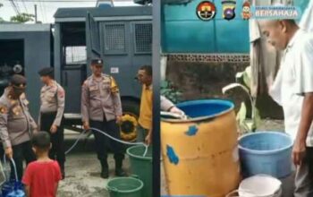 Jajaran Polres Dharmasraya membawa bantuan air bersih untuk warga Jorong Ganting, Nagari Gunung Medan, Kecamatan Sitiung