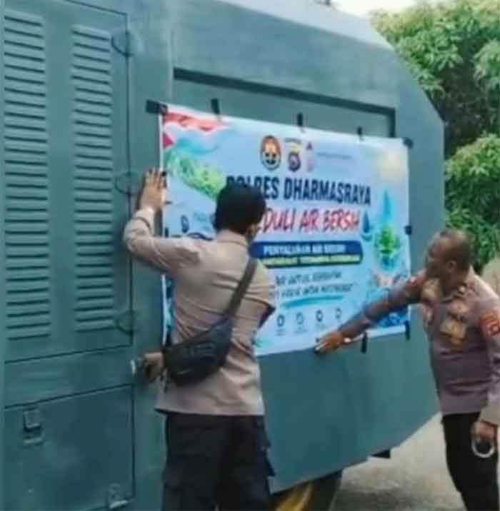 Saat Air Sulit Didapat, Polres Dharmasraya Datang Membawa Bantuan 2 Jajaran Polres Dharmasraya membawa bantuan air bersih untuk warga Jorong Ganting, Nagari Gunung Medan, Kecamatan Sitiung