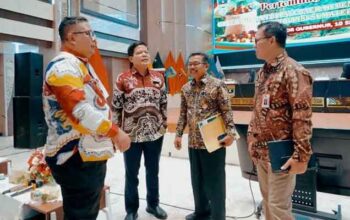Pemkab Solok Selatan Dorong Kepastian Harga dan Perlindungan Petani Sawit 8 Sekdakab Solok Selatan, Syamsurizaldi dalam Rapat Koordinasi Gubernur dan Kabupaten Penghasil Kelapa Sawit di Aula Kantor Gubernur Sumbar