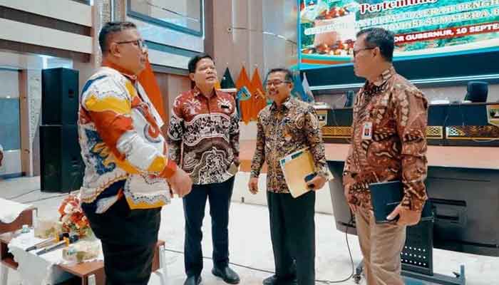 Pemkab Solok Selatan Dorong Kepastian Harga dan Perlindungan Petani Sawit 1 Sekdakab Solok Selatan, Syamsurizaldi dalam Rapat Koordinasi Gubernur dan Kabupaten Penghasil Kelapa Sawit di Aula Kantor Gubernur Sumbar