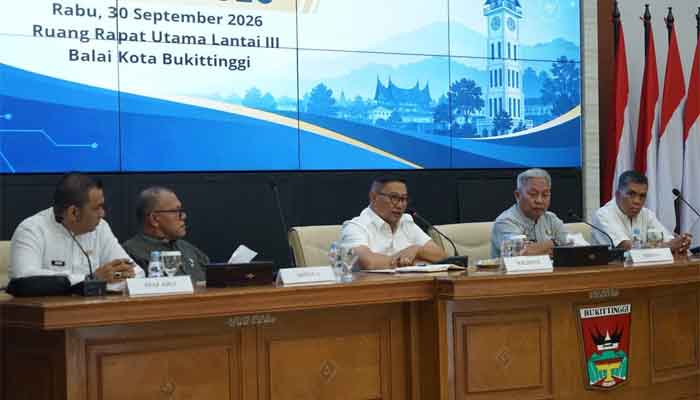 Wali Kota Bukittinggi, Ramlan Nurmatias, pimpin Rapat Evaluasi Perlindungan Sosial (Perlinsos) Digital Tahun 2026