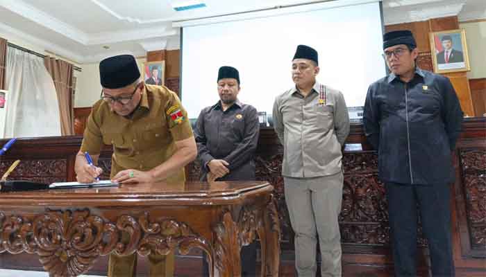 Pemko dan DPRD Bukittinggi Tandatangani Nota Kesepakatan Bersama KUA PPAS APBD 2027 2 Penandatanganan nota Kesepakatan oleh Wali Kota Bukittinggi, Ramlan Nurmatias.