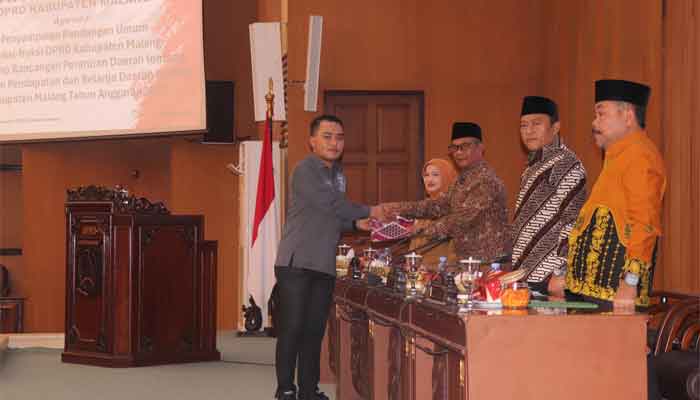 Abdul Qodir serahkan Pandangan Umum Fraksi Partai Demokrasi Indonesia Perjuangan terhadap Ranperda APBD Kabupaten Malang TA 2027