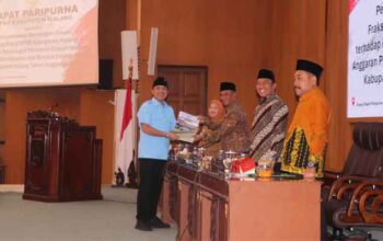 Begini Pandangan Umum Fraksi-fraksi DPRD Kabupaten Malang terhadap Ranperda APBD TA 2027 7 Juru Bicara Feri Andi Suseko serahkan Pandangan Umum Fraksi-fraksi DPRD Kabupaten Malang terhadap Ranperda APBD TA 2027