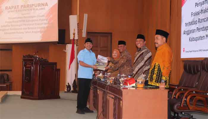 Begini Pandangan Umum Fraksi-fraksi DPRD Kabupaten Malang terhadap Ranperda APBD TA 2027 1 Juru Bicara Feri Andi Suseko serahkan Pandangan Umum Fraksi-fraksi DPRD Kabupaten Malang terhadap Ranperda APBD TA 2027