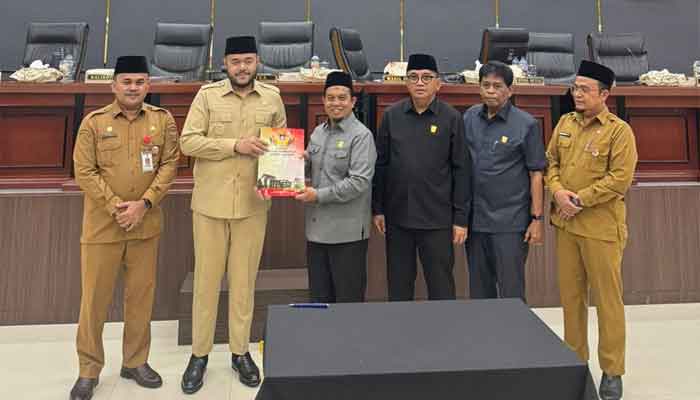 Fraksi-fraksi DPRD Kota Padang Setujui Ranperda KUA dan PPAS TA 2027 1 Rapat paripurna penyampaian pandangan akhir Fraksi-fraksi DPRD Kota Padang tentang Ranperda KUA dan PPAS TA 2027