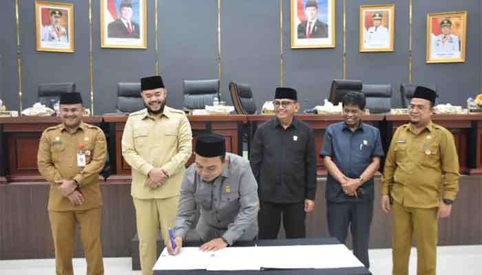 Fraksi-fraksi DPRD Kota Padang Setujui Ranperda KUA dan PPAS TA 2027 2 Penandatanganan persetujuan DPRD Kota Padang tentang Ranperda KUA PPAS tahun anggaran 2027