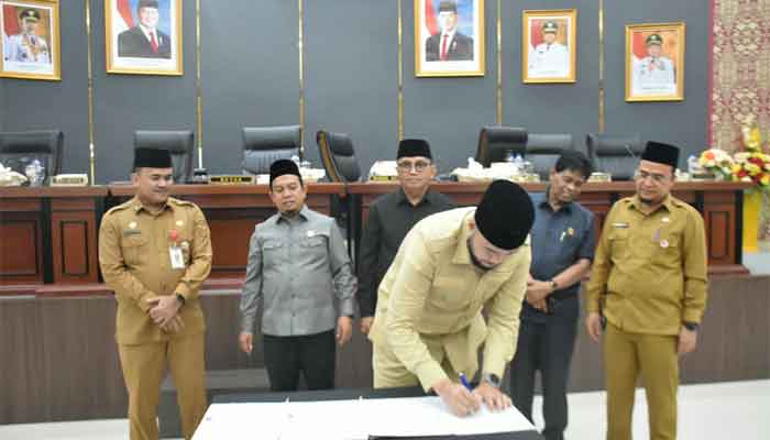 Fraksi-fraksi DPRD Kota Padang Setujui Ranperda KUA dan PPAS TA 2027 3 Penandatanganan persetujuan DPRD Kota Padang tentang Ranperda KUA PPAS tahun anggaran 2027