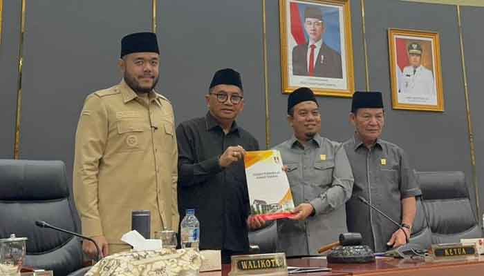 Fraksi-fraksi DPRD Kota Padang Setujui Ranperda KUA dan PPAS TA 2027 2 Pandangan akhir Fraksi DPRD Kota Padang tentang Ranperda KUA PPAS tahun anggaran 2027