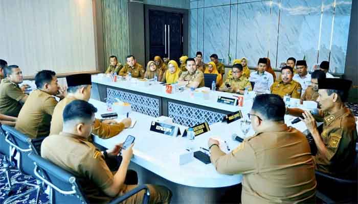 Sangir Jujuan Tuan Rumah MTQ Nasional XLII Tingkat Kabupaten Solok Selatan 1 Wabup Yulian Efi memimpin rapat persiapan MTQ Nasional XLII Tingkat Kabupaten Solok Selatan di kantornya