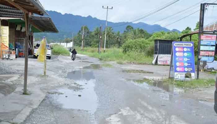 Realisasi Janji Kampanye, Bupati Agam Tinjau Sejumlah Ruas Jalan Rusak, Siapkan Perbaikan 5 Salah satu ruas jalan rusak di Kabupaten Agam