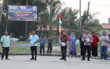 Sekda Bintan Buka Turnamen Bola Voli Semi Open Antar RW Cup V di Sebong Lagoi