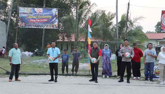 Sekda Bintan Buka Turnamen Bola Voli Semi Open Antar RW Cup V di Sebong Lagoi